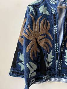 Veste réversible matelassée Cotrise, style vintage, broderie florale Suzani, style bohème, ouverte sur le devant |   Coton biologique automne/hiver - Product Image 3