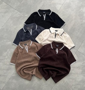 เสื้อโปโลผู้ชายแบบจีบแนวตั้งทรงกว้าง ผ้าถัก วินเทจ สีพื้น เรียบง่าย สไตล์ลำลอง คอวี - Product Image 4
