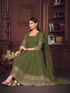Costume Anarkali vert clair de bonne qualité pour femmes, idéal pour les mariages et les occasions festives, manches 3/4, en crêpe de georgette - Product Image 4