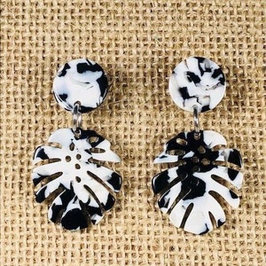 Boucles d'oreilles pendantes en résine multicolores de qualité supérieure pour femmes, bijoux de mode pour fêtes et mariages - Product Image 1