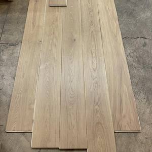 Suelo de Madera de Roble Blanco Cepillado Estilo Francés de 12 mm, Color Gris Humo, Diseño en Espiga, Parqué de Ingeniería con Sistema T&G para Hotel - Product Image 1