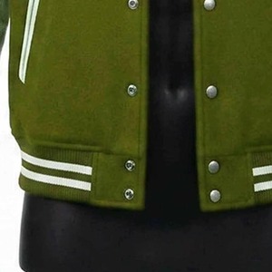 Veste varsity pour homme en vert olive avec manches blanches, coupe classique, vêtement décontracté d'automne, fermeture à boutons, couleur unie, matière PU - Product Image 2