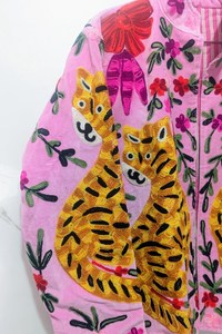 Veste en velours rose pâle brodée à la main avec des motifs de tigre doré et floraux, style bohème, confectionnée avec expertise, pour femmes - Product Image 5