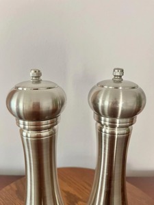 Salières et poivrières élégantes en métal, idéales pour la maison et l'hôtellerie, parfaites pour l'assaisonnement quotidien et la présentation de table, en provenance d'Inde. - Product Image 6