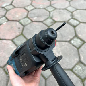 Martillo perforador rotatorio profesional GBH 220 con tecnología SDS-plus, solución compacta ideal para principiantes en perforación y taladrado. - Product Image 5