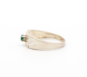 Bague en argent sterling 925 massif avec émeraude naturelle ronde sertie de griffes, collection Memoria Jewels, vente en gros - Product Image 4