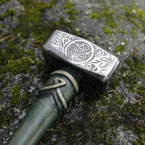 Marteau Viking avec gravure Triskelion, face rectangulaire, poignée texturée, manche en bois, design antidérapant - Product Image 2