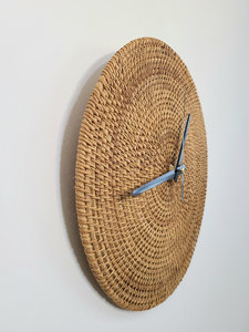 Horloge murale artisanale vietnamienne de 12 pouces en rotin, style rustique cottagecore, minimaliste, moderne, tissée naturellement, fournisseur de décoration intérieure - Product Image 4
