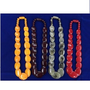 Collar Gargantilla de Cuentas de Aguamarina Cristalina, Delicadas Cuentas de Resina, Cierre de Lazo Plateado Clásico, Regalo Unisex con Temática de Amantes - Product Image 3