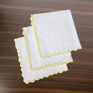 Serviette de table en coton jaune premium à bords festonnés pour la décoration de table d'hôtel ou de restaurant - Product Image 3