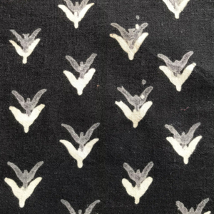 ผ้าฝ้ายพิมพ์ลายบล็อกสีดำและสีขาว ลายบูติแบบมินิมอล |   ตลาดขายส่งเจียปุร์ - Product Image 1