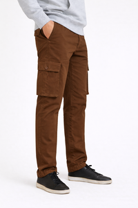Pantalones Cargo para Hombre Rust Brown Utility Comfort – Un prenda esencial resistente para el día a día, hecha con tela duradera y rica en algodón - Product Image 3