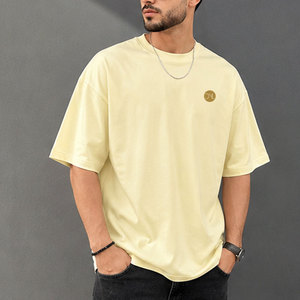 Camiseta informal con estampado en relieve para hombre, cómoda camiseta de algodón con un elegante diseño de estampado en relieve para uso diario. - Product Image 4