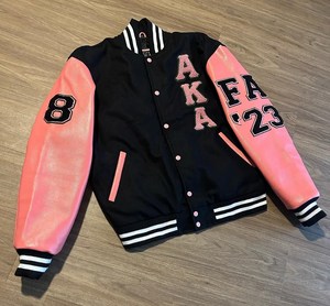   Veste universitaire en cuir rose avec manches en laine 1908, crème, noire, avec patch perlé, broderie chenille, logo personnalisé - Product Image 3