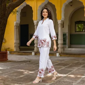 Ensemble deux pièces traditionnel blanc brodé pour femmes avec motif floral, coupe ample, longueur cheville, tenue décontractée, style Inde Pakistan - Product Image 3