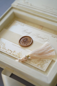 Caja de Invitación de Boda de Terciopelo de Lujo con Ilustración Personalizada del Lugar y Monograma en Relieve - Product Image 5