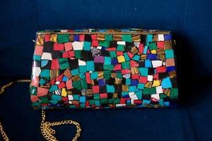 Bolso de mano nupcial artesanal con piedras Kundan y asa de perlas, bolso de diseñador étnico para bodas y fiestas. - Product Image 4