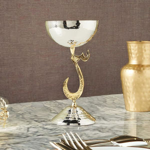 Cuenco de metal plateado con un soporte caligráfico dorado único que combina un diseño elegante con una pieza decorativa llamativa - Product Image 3