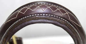 Curtiduría de latón macizo con cuello Halter de cuero genuino de alta calidad con diseño de logotipo personalizado Accesorio de latón macizo auténtico indio - Product Image 5