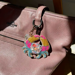 Porte-clés brodé artisanal personnalisé en perles (banane/cerise/fraise/soleil/hibou/vin) pour sacs, breloque fabriquée à la main en Inde - Product Image 1