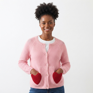 Cardigan en tricot rose Cosh International Sisterhood Sorority avec poches en forme de cœur rouge, col rond, manches longues, style décontracté - Product Image 1