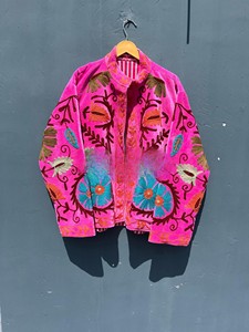 Veste en velours de soie rose Suzani faite à la main, manteau vintage Suzani ouzbek, cardigan réversible d'hiver pour femmes - Product Image 2