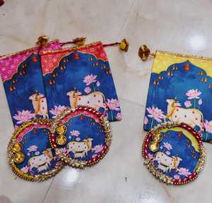 Juego de Thali para Puja con Motivo de Vaca y Loto Kamdhenu, Hecho a Mano en Pichwai, con Bolsa Potli a Juego, Ideal para Regalos Festivos - Product Image 3