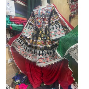 Un vestido tradicional estilo frock con bordados a mano de estilo antiguo y artesanía en seda, con el último diseño y la mejor calidad. - Product Image 3