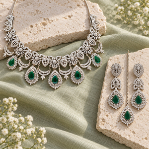 Conjunto de Collar, Pendientes y Maang Tikka con Piedra Verde en Forma de Lágrima Plateada, Joyería Nupcial Pakistaní, Fabricante Mayorista - Product Image 2