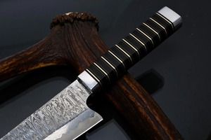 Cuchillo Black Smith 1987 de Acero de Damasco con Mango de 13 Pulgadas y Resina Negra con Espaciador de Latón y Refuerzo de Acero - Product Image 5