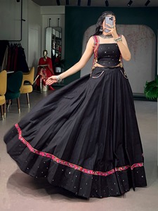 Tissu en pur coton avec travail de miroir et dentelle Kutchi & détails de pompons faits main multicolores, prêt à porter, Lehenga Choli pour Navratri - Product Image 3