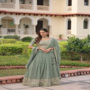 VASTRA COTTAGE Lehenga Choli de Diseño Georgette con Lentejuelas y Bordado Zari, Lehenga Completamente Cosida, Blusa Sin Coser y Dupatta - Product Image 2