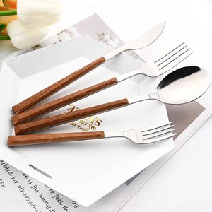 Juego de cubiertos de metal estilo vintage con mango de madera, piezas bellamente acabadas, perfectas para cocinas rústicas y eventos de entretenimiento. - Product Image 2