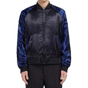 เสื้อแจ็คเก็ตบอมเบอร์ผ้าซาตินแบบมีซับในระบายอากาศได้ดีสำหรับสุภาพบุรุษ สีดำเงา แขนเสื้อสีน้ำเงิน ซิปหน้า กันลม - Product Image 4
