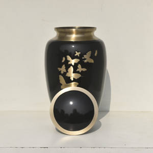 Urnes funéraires en laiton personnalisées en gros pour les cendres humaines et adultes, urnes funéraires en laiton gravées de papillons de haute qualité - Product Image 4