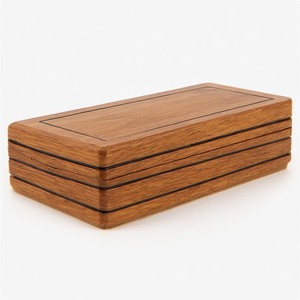 Elegante estuche para cigarros con acabado de madera natural, diseñado para un almacenamiento seguro y una presentación con estilo durante el viaje. - Product Image 1