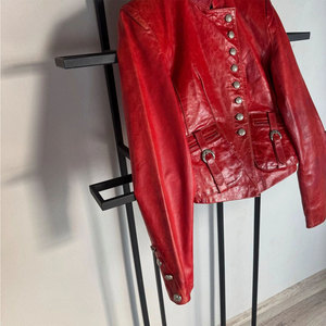 Chaqueta de moto corta de cuero rojo vintage, estilo motero, entallada, estilo streetwear, con botones, venta al por mayor de fábrica - Product Image 4