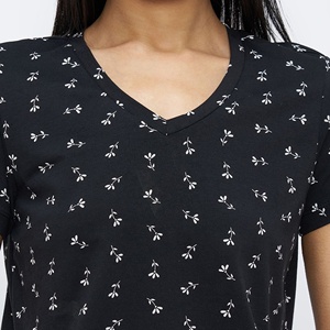 T-shirt décontracté d'été pour femme en jersey de coton imprimé, col en V, manches courtes, avec détail troué, tissu respirant, coupe classique - Product Image 6