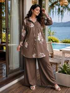 Ensemble Coordonné Décontracté en Soie Beige à Col en V et Manches Longues, Imprimé Floral, Écologique et Respirant – Chemise et Palazzo pour l'Été - Product Image 2