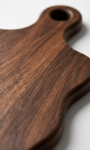Planche à découper robuste en bois de manguier teinté noyer, plateau à fromage festonné avec poignée ronde - Product Image 5