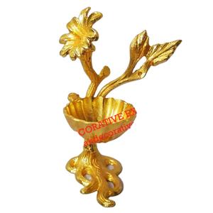 Bol à quatre joints en forme de feuille d'aluminium fait à la main de haute qualité avec une pièce de finition dorée au milieu de la poignée - Product Image 2