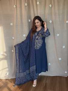 Conjunto de Kurti Recto con Estampado Bandhani Morado, Pantalón y Dupatta, Ropa Étnica India y Pakistaní para Mujer, Ropa Casual para Festivales - Product Image 3