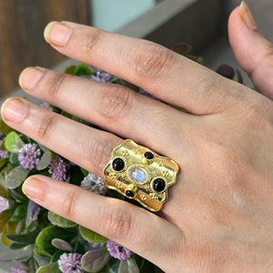 Anillos de latón macizo chapados en oro de 18 quilates con piedras de luna azul brillante y ónix negro lisos, engastados en collet, inspirados en el estilo art déco. - Product Image 5