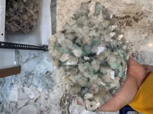 Cristal de Heulandita Verde Natural con Stilbite |   Mineral Decorativo para el Hogar y la Oficina - Product Image 1