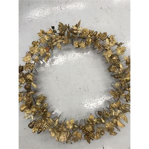 Guirnalda Floral Metálica Dorada Vintage para Colgar en la Puerta - Adorno Decorativo de Hierro con Hojas para Decoración de Bodas y Fiestas - Product Image 1