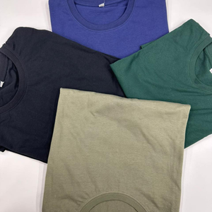 Polo de color azul marino premium con cuello blanco, camiseta de diseño de algodón piqué de corte regular para hombre, estilo casual elegante, con manga corta. - Product Image 6