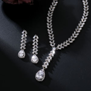 AMBER JEWELS Ensemble de bijoux de luxe unisexe en diamant, collier pendentif taille poire avec pierres latérales taille baguette, en argent plaqué or, style vintage, diamants de laboratoire - Product Image 1