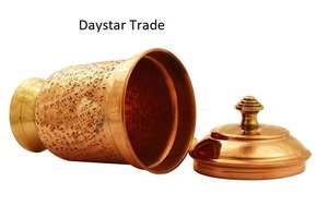 Mug à Moscow Mule Daystar Trade en cuivre, finition martelée avec couvercle, accessoire de bar classique et contemporain, écologique, pour cocktails - Product Image 3