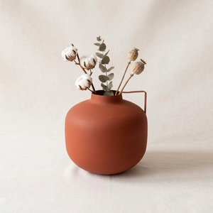 Vase à fleurs en terre cuite artisanal, doté d'un corps rond et d'une poignée latérale au design moderne, pour une décoration intérieure élégante. - Product Image 2