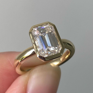 Anillo de Moissanita con Corte Esmeralda de Calidad Premium, Chapado en Oro, Joyería Fina de Lujo para Compromiso, Boda, Celebración, Ocasión Especial - Product Image 1